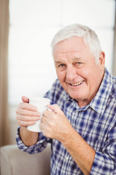在喝一杯咖啡的老人