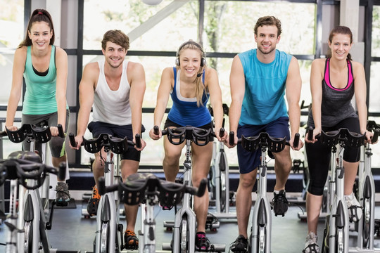 在健身房里骑动感自行车的健身组