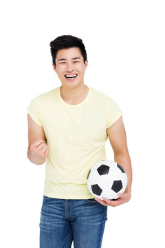微笑着拿着足球的男人