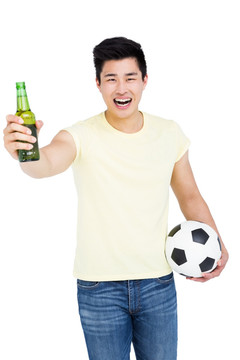 球迷拿着啤酒瓶和足球