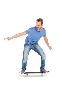 在玩滑板的年轻男人