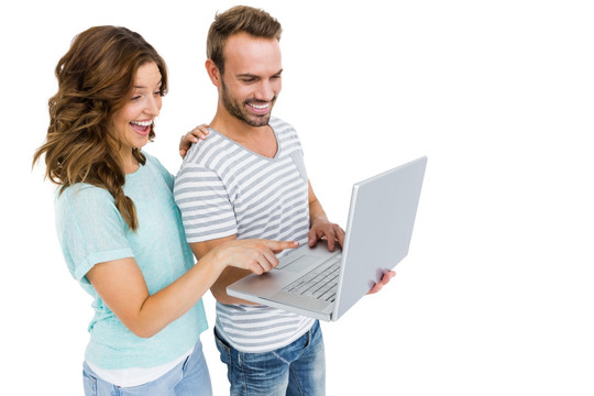 微笑着看着笔记本电脑的夫妇