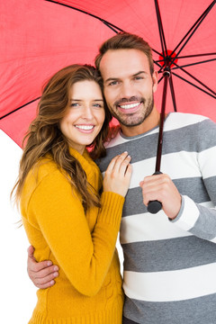 微笑着撑着伞的夫妇