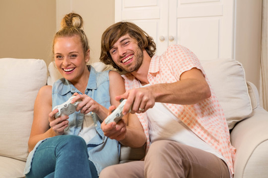 在家里玩电子游戏的夫妇