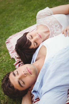 躺在野餐巾上休息的夫妇