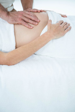 在享受腹部按摩的孕妇