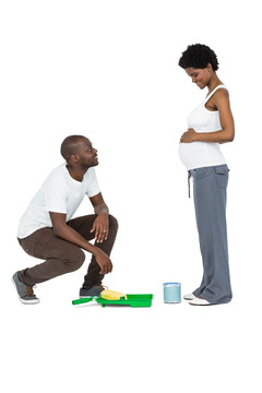 男人微笑着看着怀孕的妻子