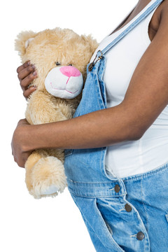 抱着泰迪熊的孕妇