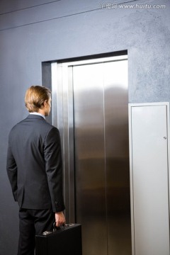 等待电梯的商人