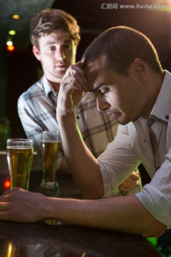 男人在酒吧安慰沮丧的朋友