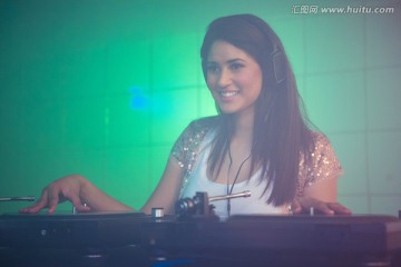 放音乐的女性DJ