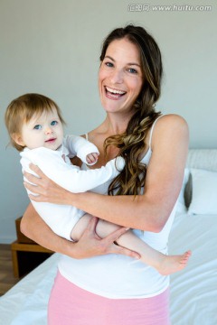 微笑的女人抱着一个可爱的婴儿