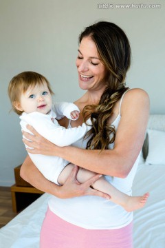 微笑的女人抱着一个可爱的婴儿