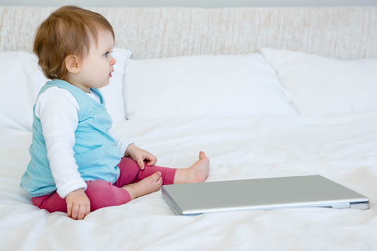 可爱的婴儿玩笔记本电脑