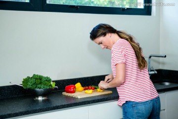 在厨房里切蔬菜的女人