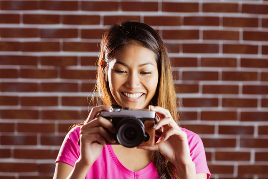 面带微笑的亚洲妇女拍照