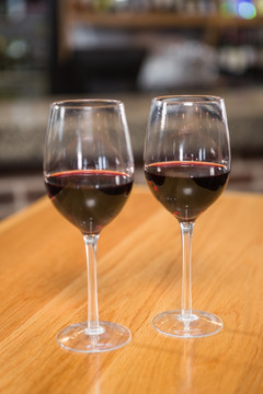 两杯红葡萄酒