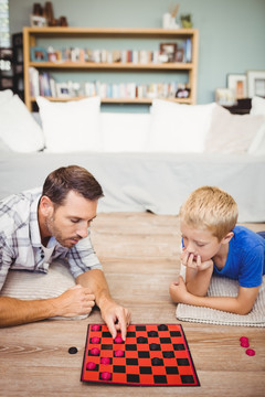 父亲和儿子在家玩格子游戏