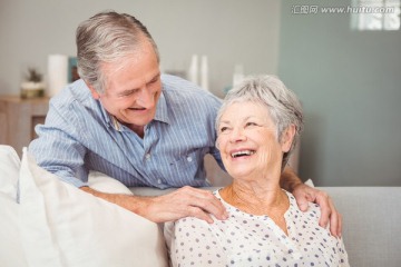微笑的一对老夫妇在客厅里