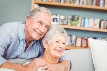 微笑的一对老夫妇在客厅里