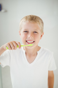 微笑着刷牙的男孩