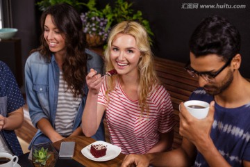 微笑着吃蛋糕的商务女人