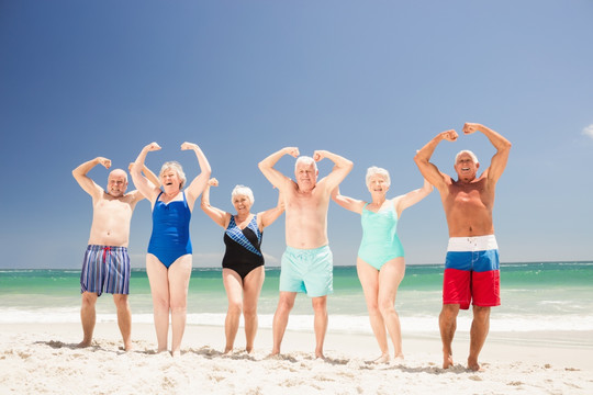 在海滩上展示肌肉的老人们