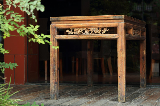 一张实木有精美雕刻的仿古桌子