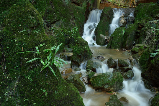 山间流水