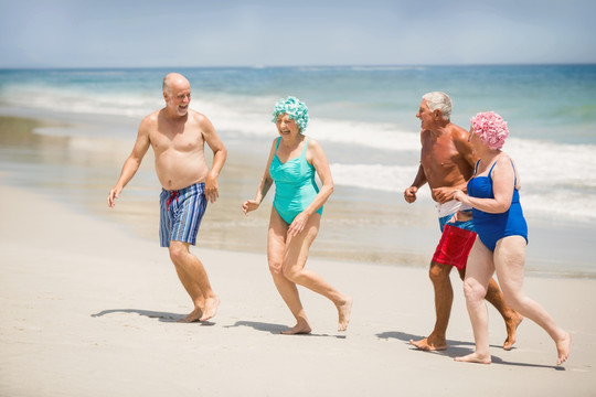 老年人在海滩上跑步