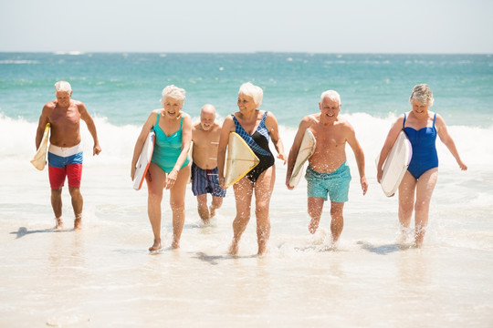 在沙滩上奔跑的老人们