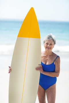 成熟的女人拿着冲浪板