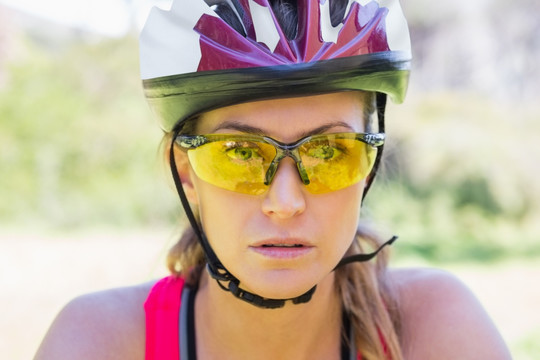 骑自行车锻炼的女人