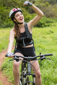 骑着自行车欢呼的女人