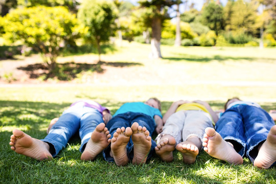 躺在草地上的孩子们