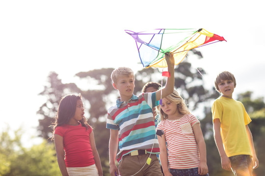 快乐的孩子们玩风筝
