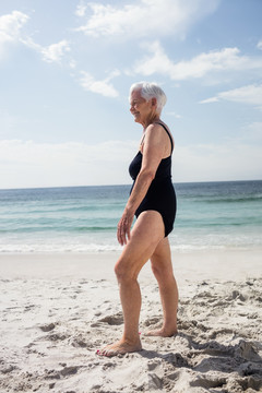 站在沙滩上的老太太