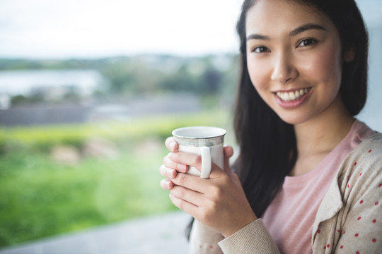 拿着一杯咖啡的女人