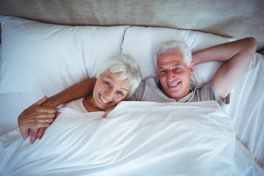 躺在床上的老夫妇