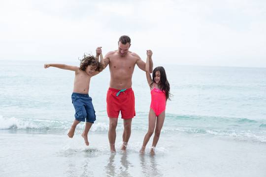 父亲和孩子们在海边度假