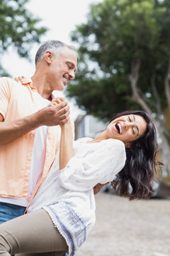 街上跳舞的夫妇