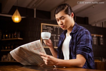 在咖啡馆里看报纸的男人