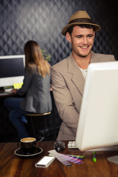 微笑着看着电脑的商务男人