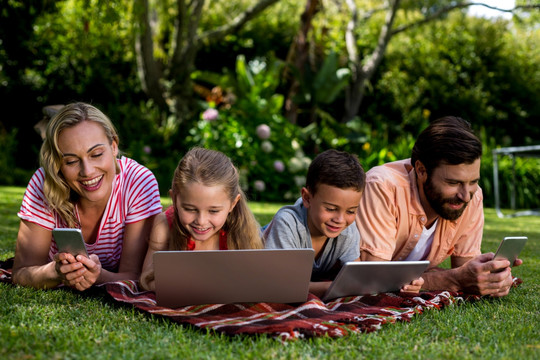 趴在院子里用数码产品的家人