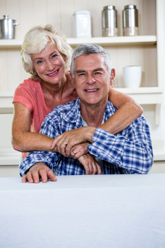 微笑的一对老夫妇在厨房里