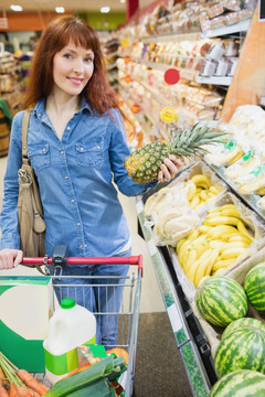 微笑着在超市购物的女人