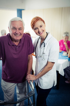 微笑着的护士和老年人