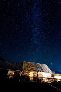 星空下的木屋