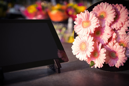 平板电脑和鲜花