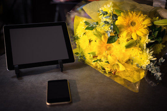 平板电脑和鲜花